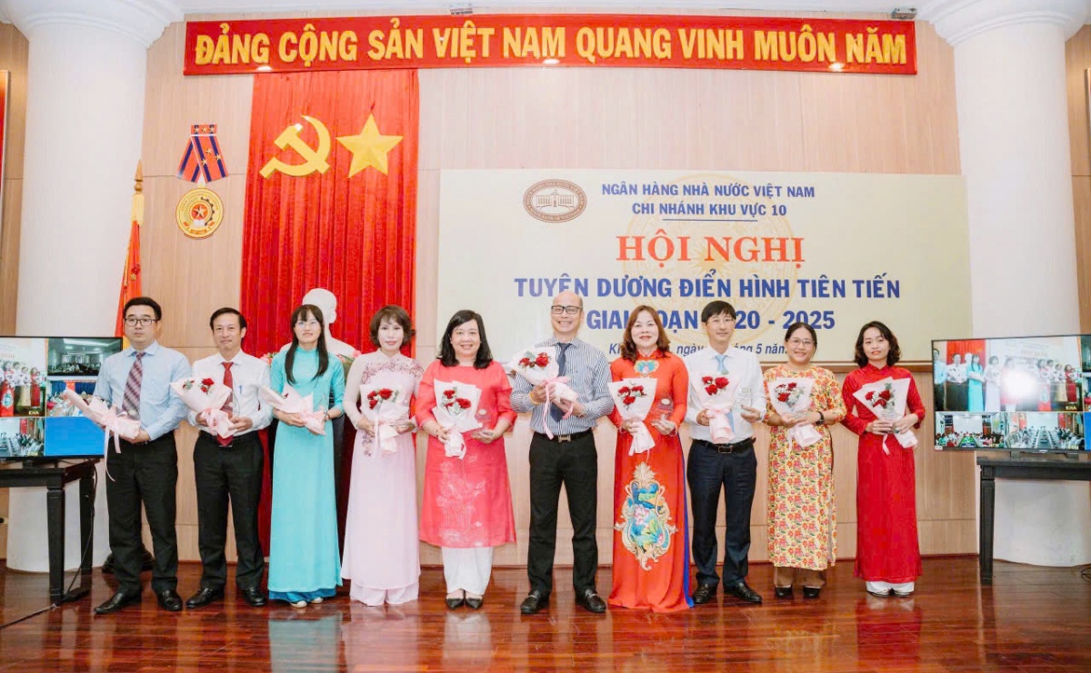 Tặng biểu trưng tuyên dương các điển hình tiên tiến giai đoạn 2020-2025 của NHNN Chi nhánh Khu vực 10. Tặng biểu trưng tuyên dương các điển hình tiên tiến giai đoạn 2020-2025 của NHNN Chi nhánh Khu vực 10.