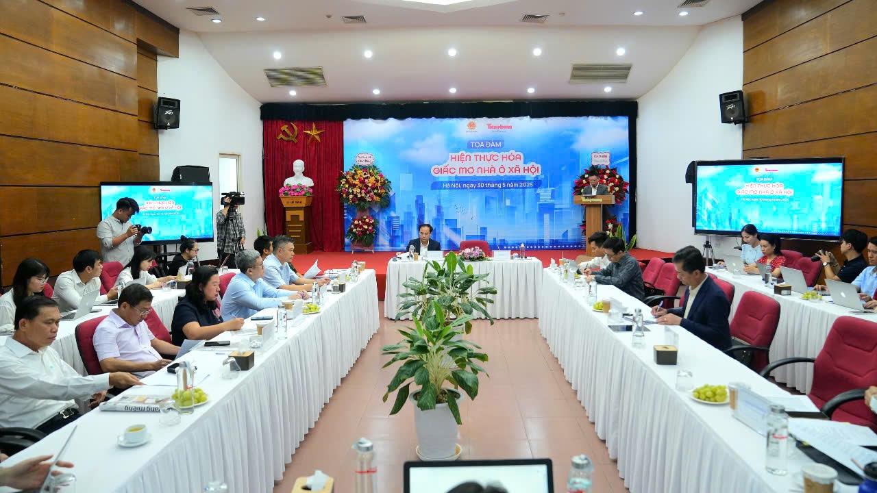  Thứ trưởng Bộ Xây dựng Nguyễn Văn Sinh phát biểu tại tọa đàm