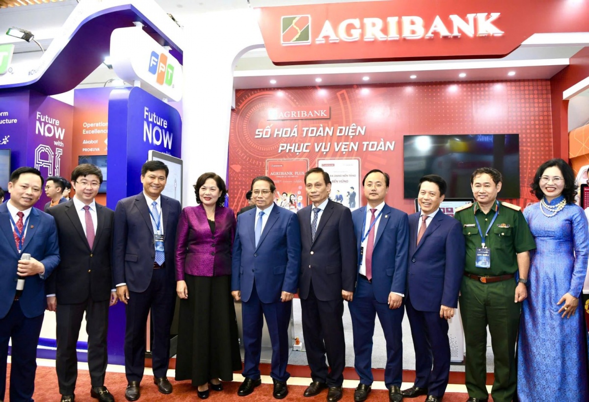 Thủ tướng Chính phủ Phạm Minh Chính, Thống đốc NHNN Nguyễn Thị Hồng chụp ảnh lưu niệm với Ban lãnh đạo Agribank Thủ tướng Chính phủ Phạm Minh Chính, Thống đốc NHNN Nguyễn Thị Hồng chụp ảnh lưu niệm với Ban lãnh đạo Agribank