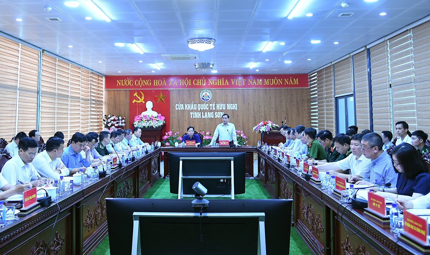 Phó Thủ tướng nhấn mạnh công tác chống buôn lậu, gian lận thương mại, hàng giả, xâm phạm sở hữu trí tuệ là công việc rất quan trọng, mang tính lâu dài, cần được tiến hành thường xuyên, toàn diện, liên tục - Ảnh: VGP/Hải Minh Phó Thủ tướng nhấn mạnh công tác chống buôn lậu, gian lận thương mại, hàng giả, xâm phạm sở hữu trí tuệ là công việc rất quan trọng, mang tính lâu dài, cần được tiến hành thường xuyên, toàn diện, liên tục - Ảnh: VGP/Hải Minh