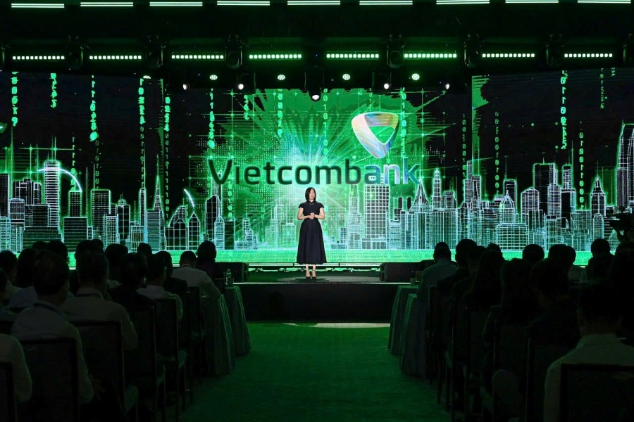 Phó Tổng Giám đốc Vietcombank Phùng Nguyễn Hải Yến trình bày tham luận Phó Tổng Giám đốc Vietcombank Phùng Nguyễn Hải Yến trình bày tham luận
