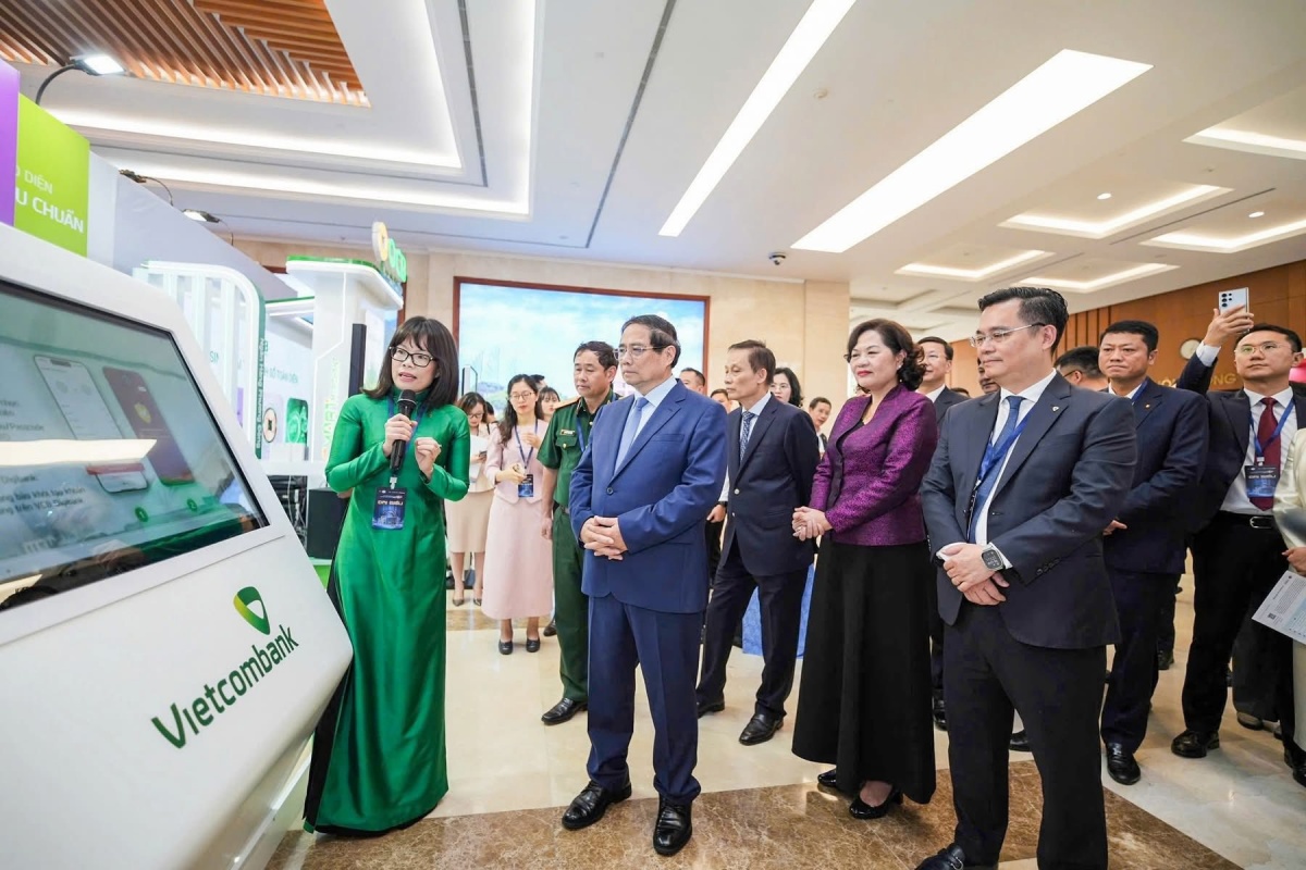 Giám đốc Khối bán lẻ Vietcombank Đoàn Hồng Nhung giới thiệu với Thủ tướng Chính phủ, Thống đốc NHNN và các đại biểu tính năng đăng ký chữ ký số trên app VCB Digibank thông qua kết nối với “Cổng ký số tập trung từ xa VNeID” vừa ra mắt cuối tháng 05/2025 Giám đốc Khối bán lẻ Vietcombank Đoàn Hồng Nhung giới thiệu với Thủ tướng Chính phủ, Thống đốc NHNN và các đại biểu tính năng đăng ký chữ ký số trên app VCB Digibank thông qua kết nối với “Cổng ký số tập trung từ xa VNeID” vừa ra mắt cuối tháng 05/2025