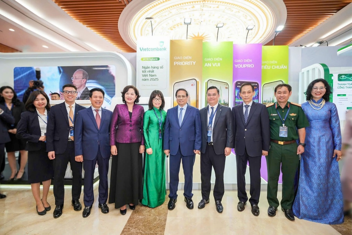 Thủ tướng Chính phủ Phạm Minh Chính và Thống đốc NHNN Nguyễn Thị Hồng cùng đoàn đại biểu thăm gian hàng của Vietcombank Thủ tướng Chính phủ Phạm Minh Chính và Thống đốc NHNN Nguyễn Thị Hồng cùng đoàn đại biểu thăm gian hàng của Vietcombank