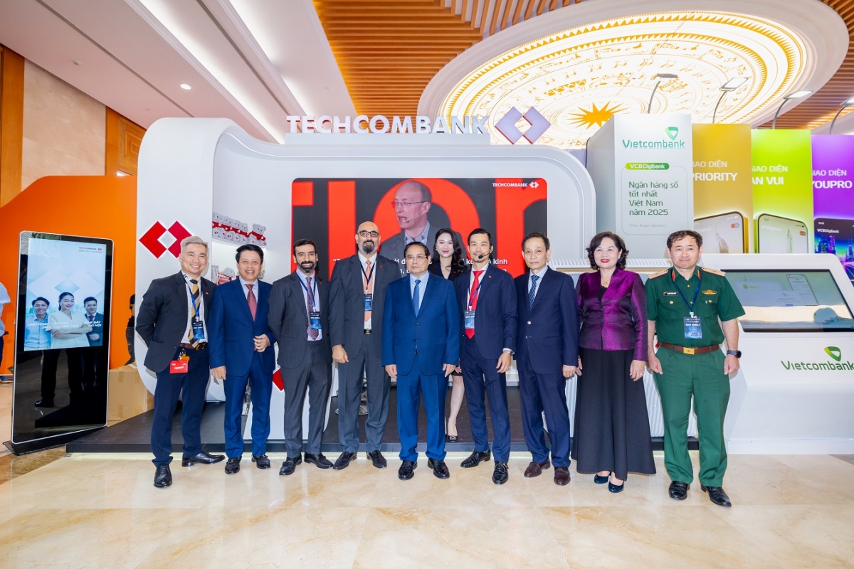 Thủ tướng Phạm Minh Chính tham quan gian hàng triển lãm của Techcombank tại Ngày Chuyển đổi số 2025 Thủ tướng Phạm Minh Chính tham quan gian hàng triển lãm của Techcombank tại Ngày Chuyển đổi số 2025