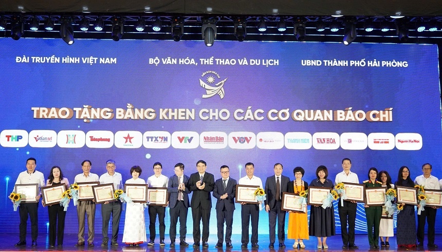  Lãnh đạo các cơ quan báo chí được vinh danh bằng Bằng khen của Bộ trưởng Bộ VHTTDL nhờ những đóng góp xuất sắc, đồng hành cùng sự phát triển CNVH Việt Nam