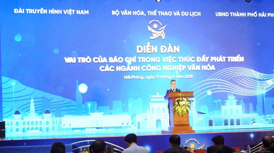 Đồng chí Lê Quốc Minh - Ủy viên BCH Trung ương Đảng, Phó Trưởng Ban Tuyên giáo và Dân vận Trung ương, Tổng Biên tập Báo Nhân Dân, Chủ tịch Hội Nhà báo Việt Nam phát biểu tại Diễn đàn