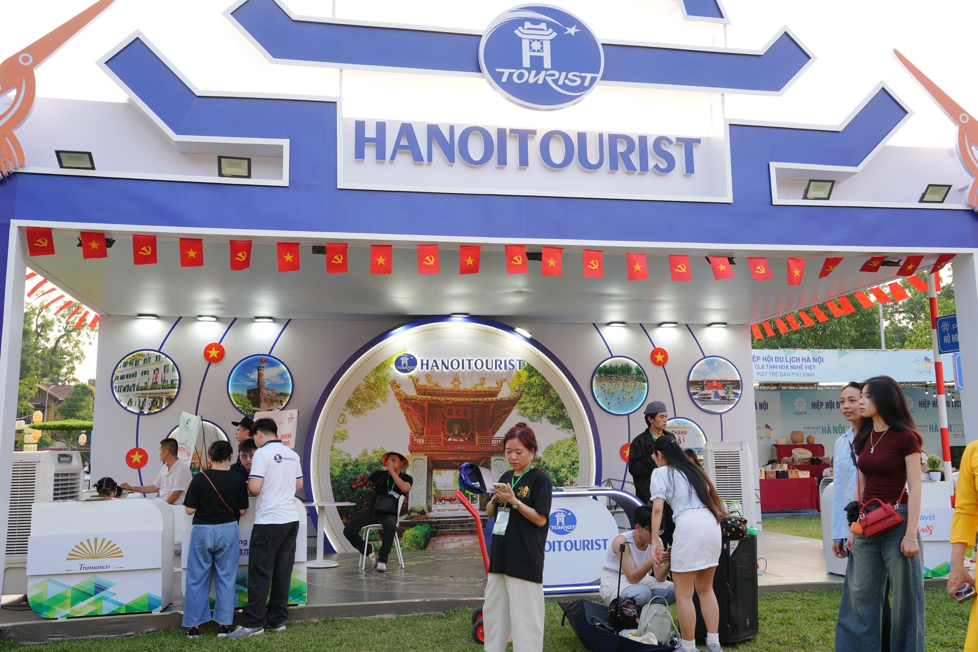 Tại đây, du khách được tư vấn và giới thiệu các tour du lịch ưu đãi trải nghiệm Hà Nội cũng như các điểm đến trong nước và quốc tế. Đặc biệt, trong khuôn khổ lễ hội sẽ có những chương trình khuyến mại đặc biệt cho du khách như giảm giá khi chụp ảnh check in, ưu đãi cho người chốt tour tại lễ hội, tặng quà lưu niệm, vali... Tại đây, du khách được tư vấn và giới thiệu các tour du lịch ưu đãi trải nghiệm Hà Nội cũng như các điểm đến trong nước và quốc tế. Đặc biệt, trong khuôn khổ lễ hội sẽ có những chương trình khuyến mại đặc biệt cho du khách như giảm giá khi chụp ảnh check in, ưu đãi cho người chốt tour tại lễ hội, tặng quà lưu niệm, vali...