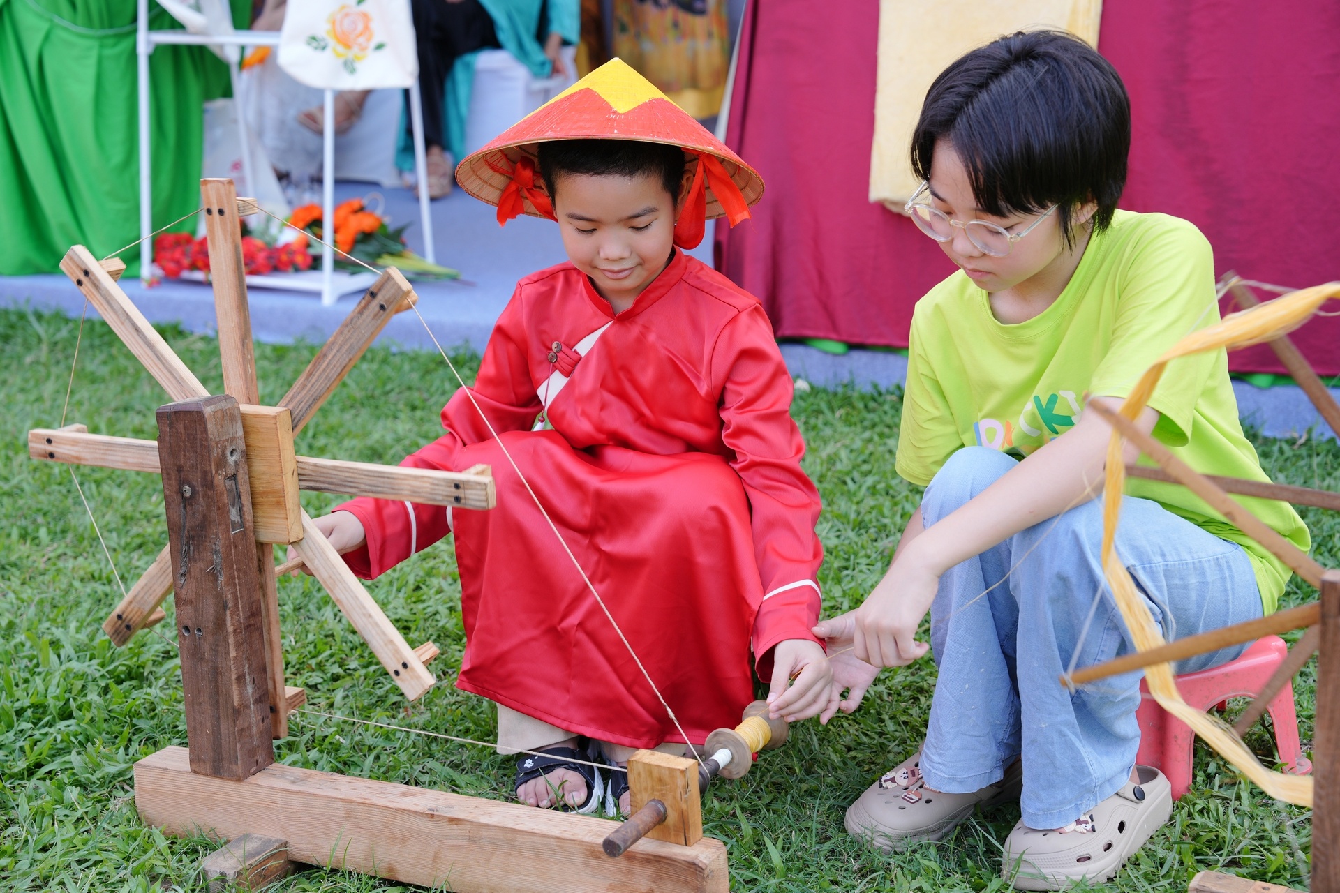 Tự tay làm nên sản phẩm truyền thống: Trải nghiệm thú vị để cảm nhận tinh hoa văn hóa làng nghề Tự tay làm nên sản phẩm truyền thống: Trải nghiệm thú vị để cảm nhận tinh hoa văn hóa làng nghề