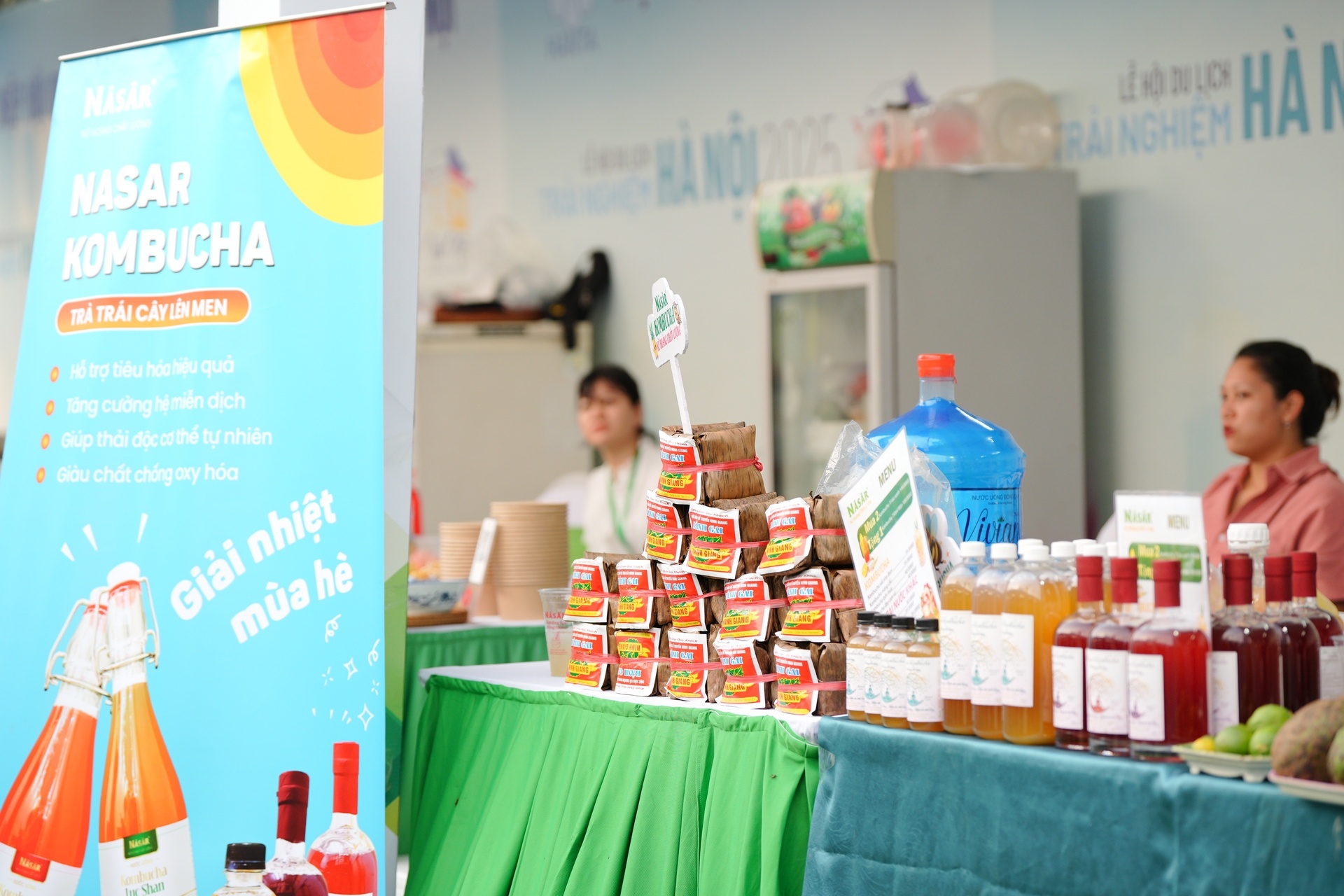 Ngoài ra, các gian hàng còn bán đủ loại đặc sản địa phương cho du khách thỏa sức mua sắm Ngoài ra, các gian hàng còn bán đủ loại đặc sản địa phương cho du khách thỏa sức mua sắm