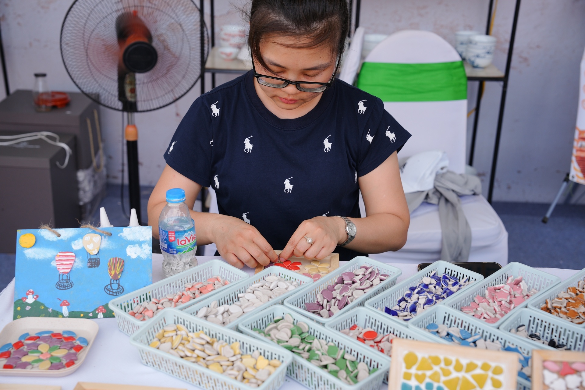 Mỗi sản phẩm thủ công là một tác phẩm nghệ thuật, kết tinh từ đôi bàn tay tài hoa và tâm huyết của các nghệ nhân Mỗi sản phẩm thủ công là một tác phẩm nghệ thuật, kết tinh từ đôi bàn tay tài hoa và tâm huyết của các nghệ nhân