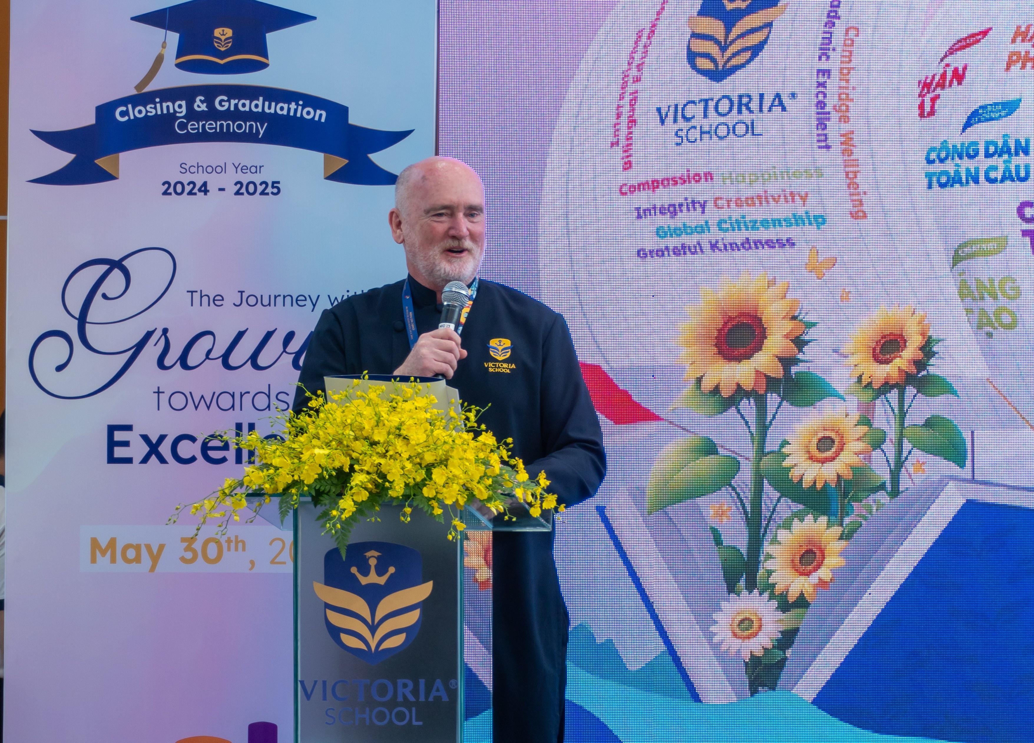 ThS. David Rynne - Tổng Hiệu trưởng Victoria School - Riverside phát biểu tại buổi lễ.