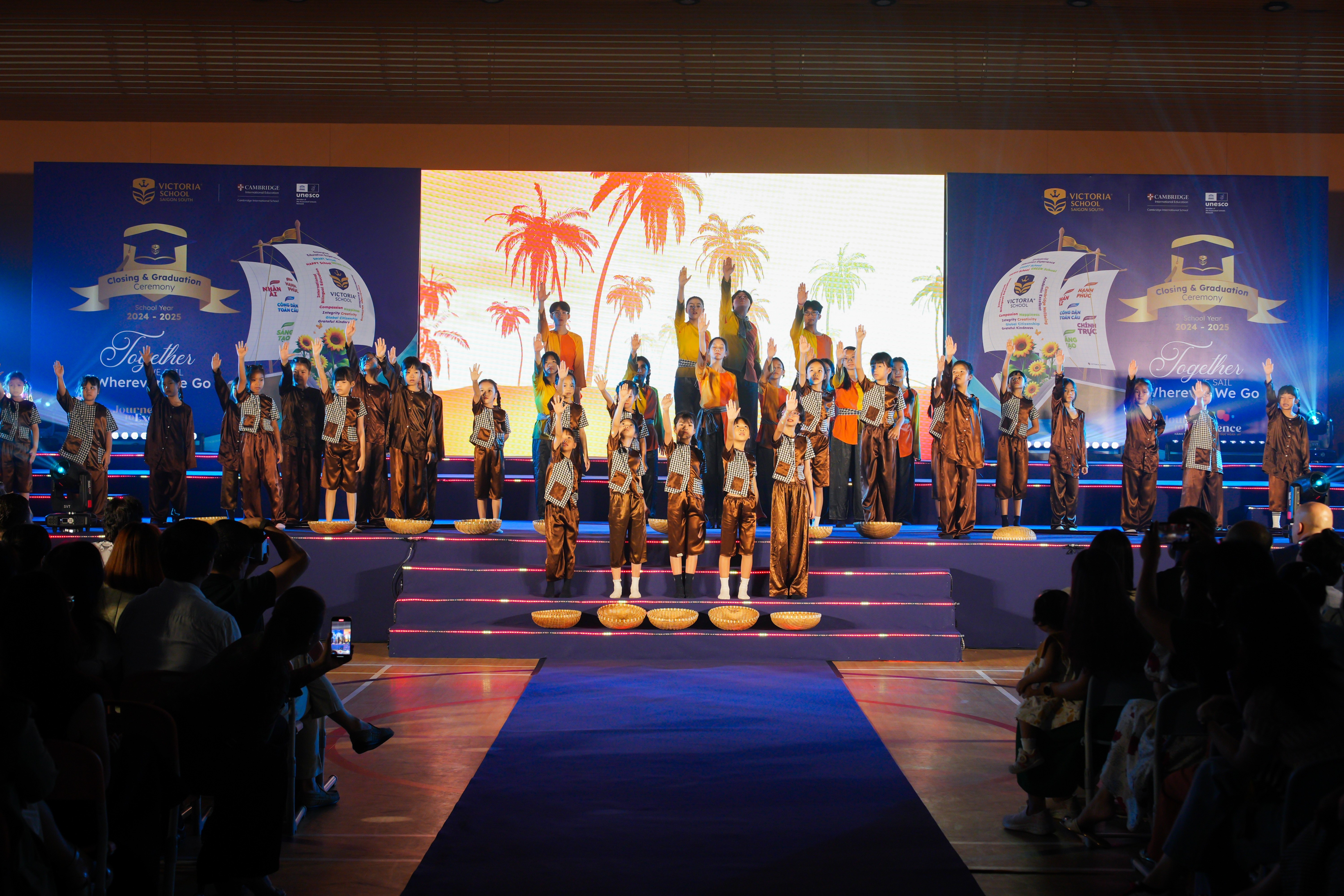 Học sinh Victoria School  thể hiện tài năng nghệ thuật tại Lễ tổng kết.