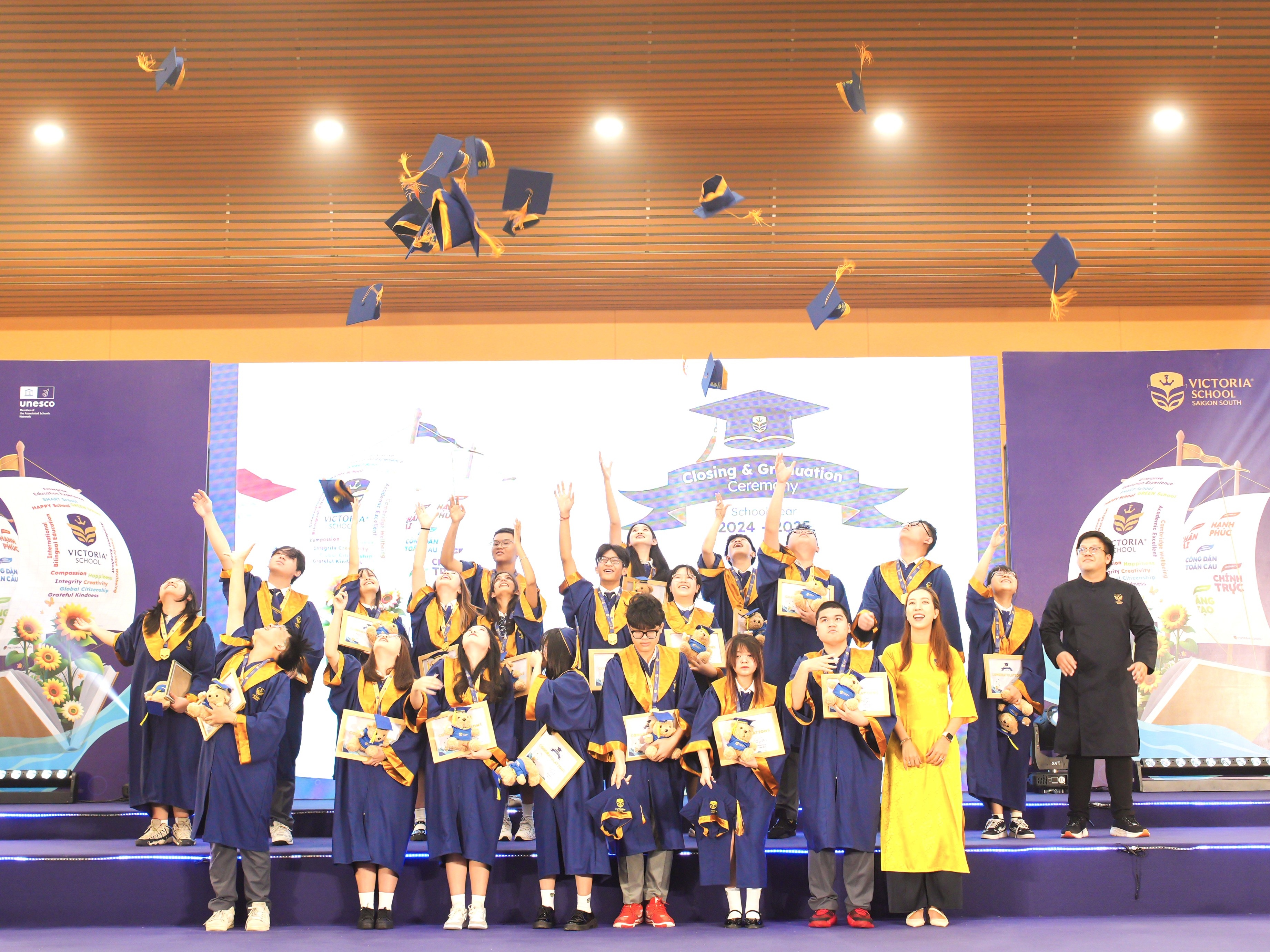 Nghi thức tung mũ tốt nghiệp của các em học sinh Victoria School - Nam Sài Gòn. 