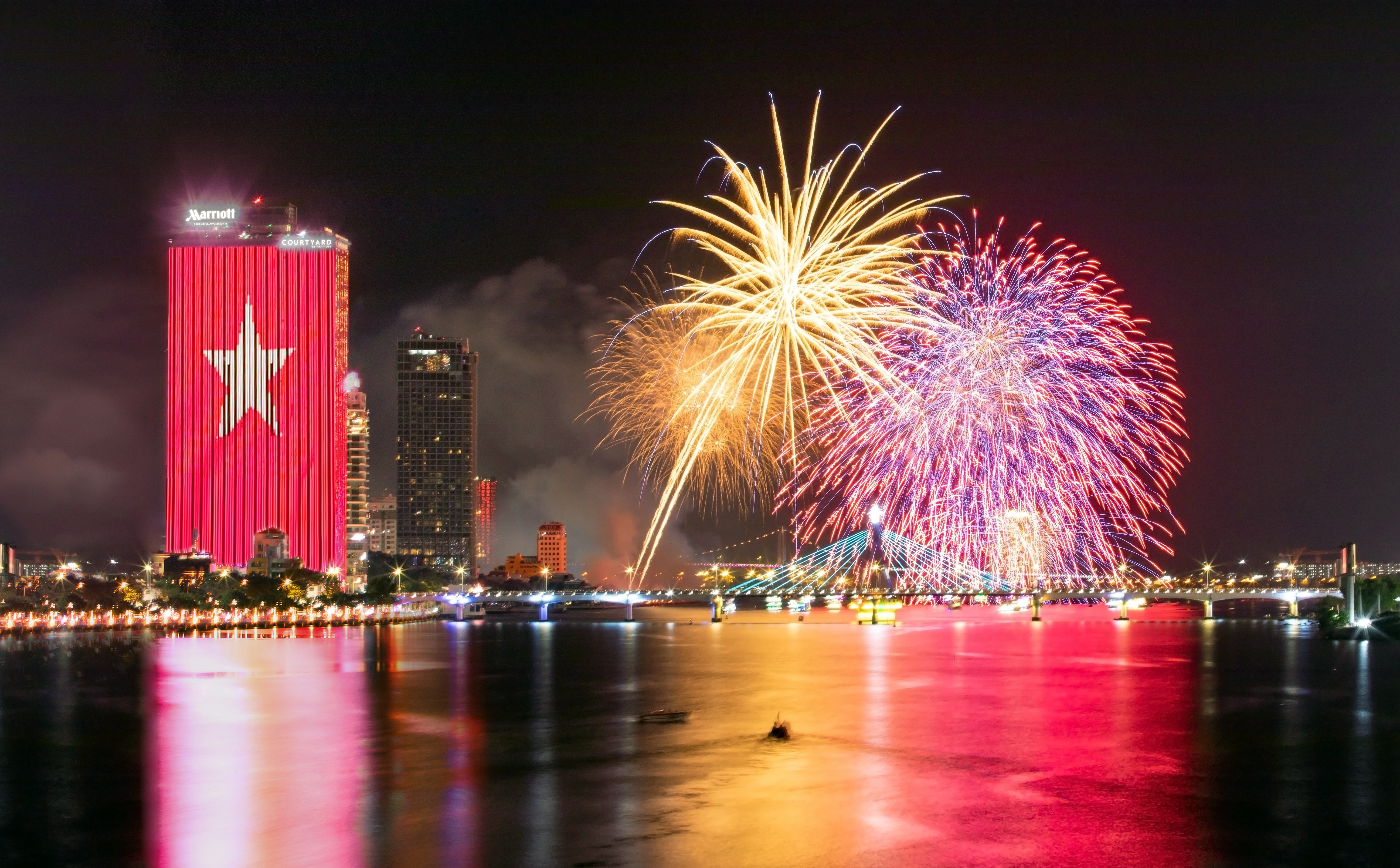 Khi ánh sáng nghệ thuật gặp ánh sáng pháo hoa – M Landmark Residences toả sáng giữa trung tâm Đà Nẵng. Khi ánh sáng nghệ thuật gặp ánh sáng pháo hoa – M Landmark Residences toả sáng giữa trung tâm Đà Nẵng.