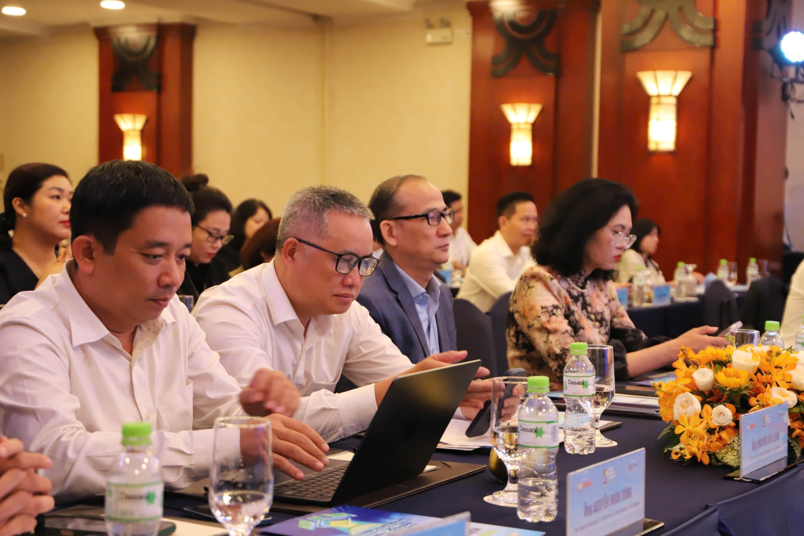 Đại diện các vụ, cục chức năng và Ngân hàng Nhà nước chi nhánh Khu vực 2 tham gia cuộc họp báo Đại diện các vụ, cục chức năng và Ngân hàng Nhà nước chi nhánh Khu vực 2 tham gia cuộc họp báo