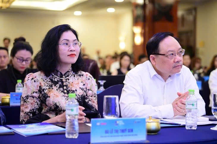 Tổng Biên tập Thời báo Ngân hàng - Lê Thị Thúy Sen và ông Phạm Anh Tuấn, Vụ trưởng Vụ Thanh toán Ngân hàng Nhà nước tham dự buổi họp báo và trả lời các câu hỏi của phóng viên. Tổng Biên tập Thời báo Ngân hàng - Lê Thị Thúy Sen và ông Phạm Anh Tuấn, Vụ trưởng Vụ Thanh toán Ngân hàng Nhà nước tham dự buổi họp báo và trả lời các câu hỏi của phóng viên.