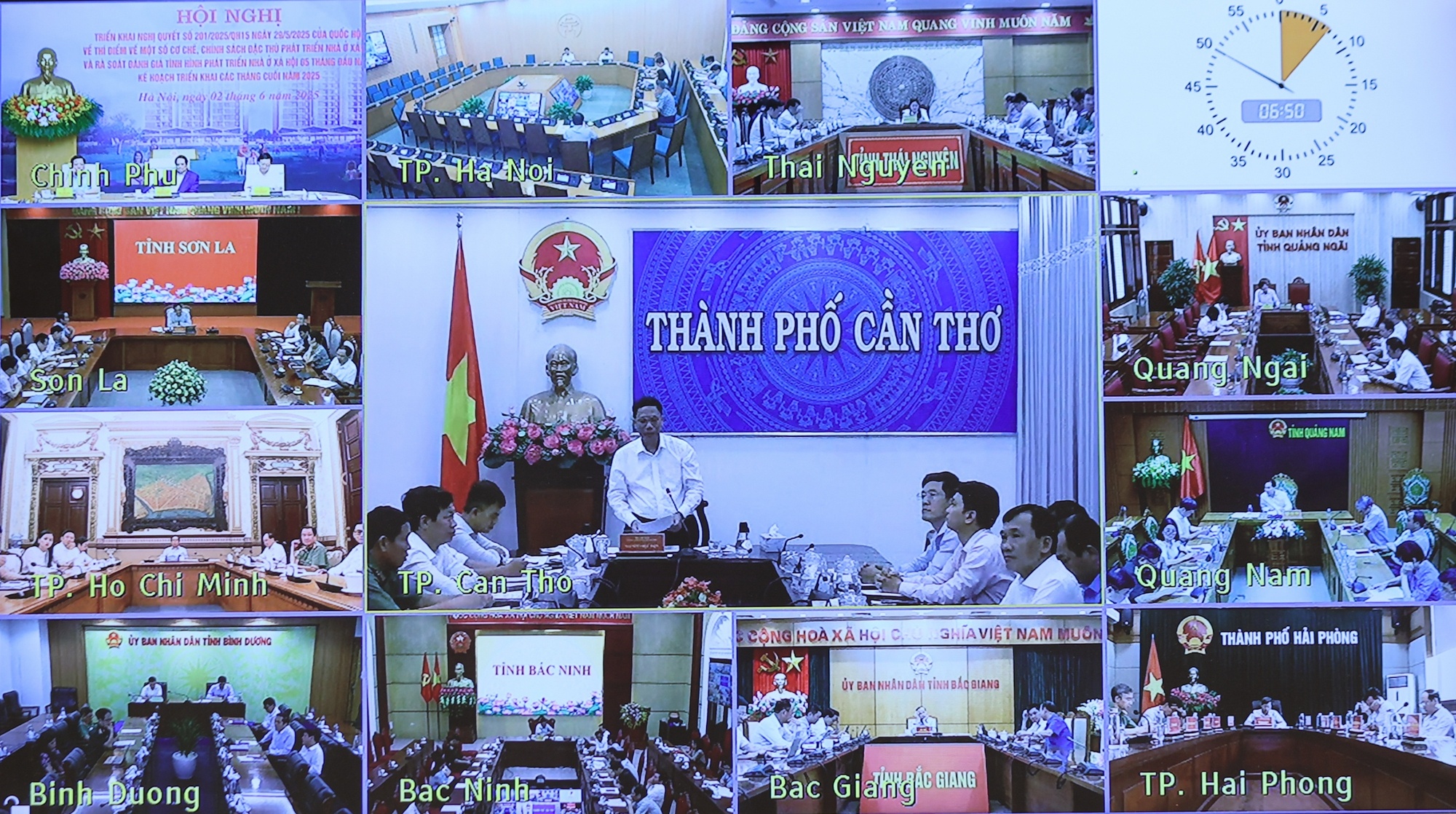 Hội nghị được kết nối trực tuyến từ trụ sở Chính phủ tới UBND các tỉnh, thành phố trực thuộc Trung ương - Ảnh: VGP/Nhật Bắc Hội nghị được kết nối trực tuyến từ trụ sở Chính phủ tới UBND các tỉnh, thành phố trực thuộc Trung ương - Ảnh: VGP/Nhật Bắc