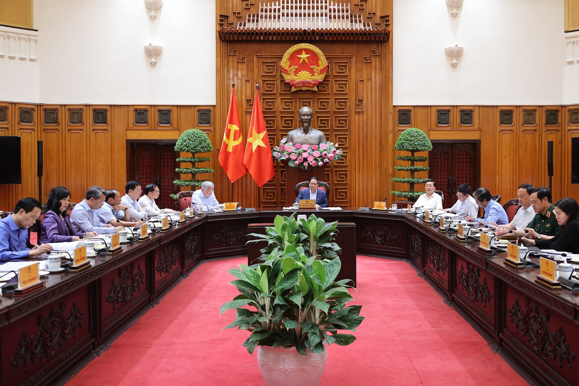 Tại phiên họp, Thường trực Chính phủ và các đại biểu cho ý kiến vào các dự thảo báo cáo về tình hình kinh tế-xã hội; phân bổ, giải ngân vốn đầu tư công; triển khai các chương trình mục tiêu quốc gia trong tháng 5 và 5 tháng đầu năm 2025 - Ảnh: VGP/Nhật Bắ