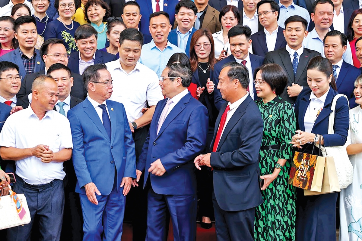 Thủ tướng trao đổi với các doanh nhân sau buổi Tọa đàm với cộng đồng doanh nghiệp ngày 31/5
