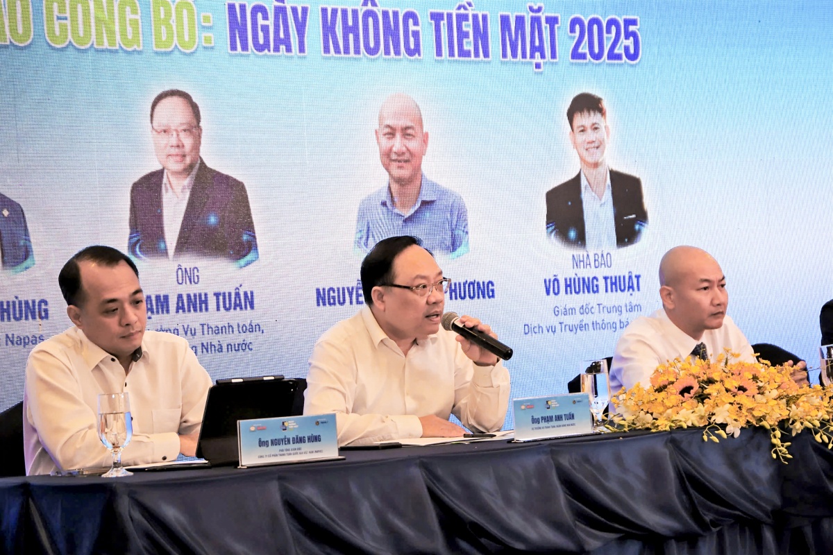 Đại diện các vụ, cục chức năng của NHNN Việt Nam và đại diện NHNN chi nhánh Khu vực 2 tham gia cuộc họp báo Đại diện các vụ, cục chức năng của NHNN Việt Nam và đại diện NHNN chi nhánh Khu vực 2 tham gia cuộc họp báo