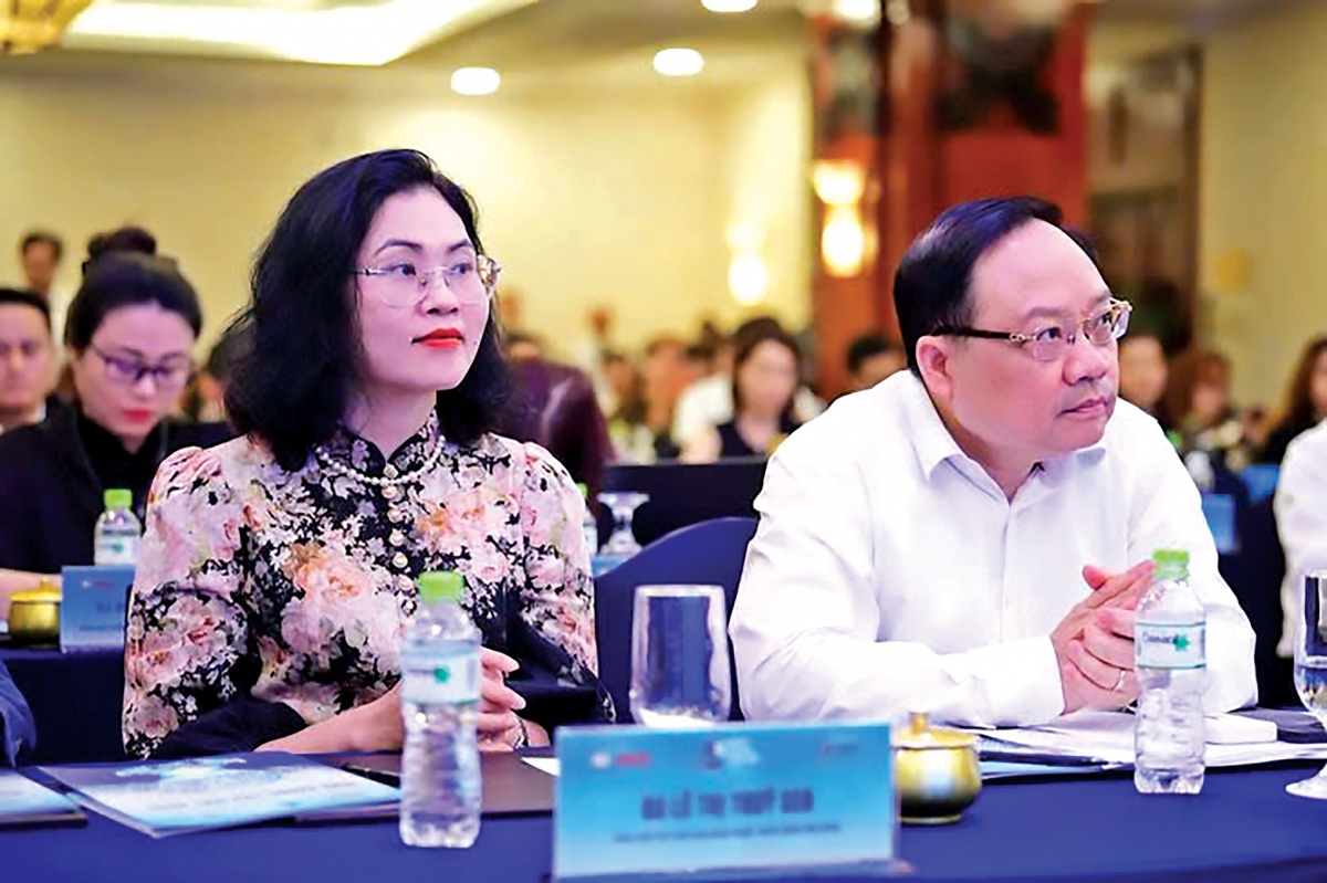 Tổng Biên tập Thời báo Ngân hàng Lê Thị Thúy Sen và ông Phạm Anh Tuấn, Vụ trưởng Vụ Thanh toán, NHNN tham dự buổi họp báo và trả lời các câu hỏi của phóng viên Tổng Biên tập Thời báo Ngân hàng Lê Thị Thúy Sen và ông Phạm Anh Tuấn, Vụ trưởng Vụ Thanh toán, NHNN tham dự buổi họp báo và trả lời các câu hỏi của phóng viên