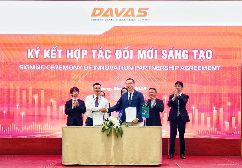 Đại diện hai bên tại Lễ ký kết hợp tác Đổi mới sáng tạo Đại diện hai bên tại Lễ ký kết hợp tác Đổi mới sáng tạo