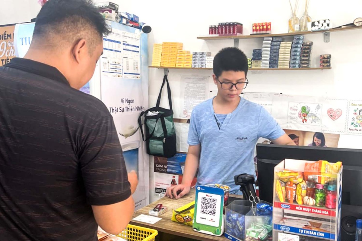 Theo Khi bán hàng hóa, cung cấp dịch vụ, người bán phải lập hóa đơn để giao cho người mua (bao gồm cả các trường hợp hàng hóa, dịch vụ dùng để khuyến mại, quảng cáo, hàng mẫu; hàng hóa, dịch vụ dùng để cho, biếu, tặng, Theo Khi bán hàng hóa, cung cấp dịch vụ, người bán phải lập hóa đơn để giao cho người mua (bao gồm cả các trường hợp hàng hóa, dịch vụ dùng để khuyến mại, quảng cáo, hàng mẫu; hàng hóa, dịch vụ dùng để cho, biếu, tặng,