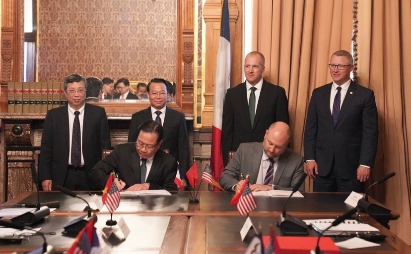   Lãnh đạo Bộ Nông nghiệp và Môi trường Việt Nam và Bộ Nông nghiệp bang Iowa chứng kiến lễ ký kết Bản ghi nhớ hợp tác thương mại nông lâm thủy sản