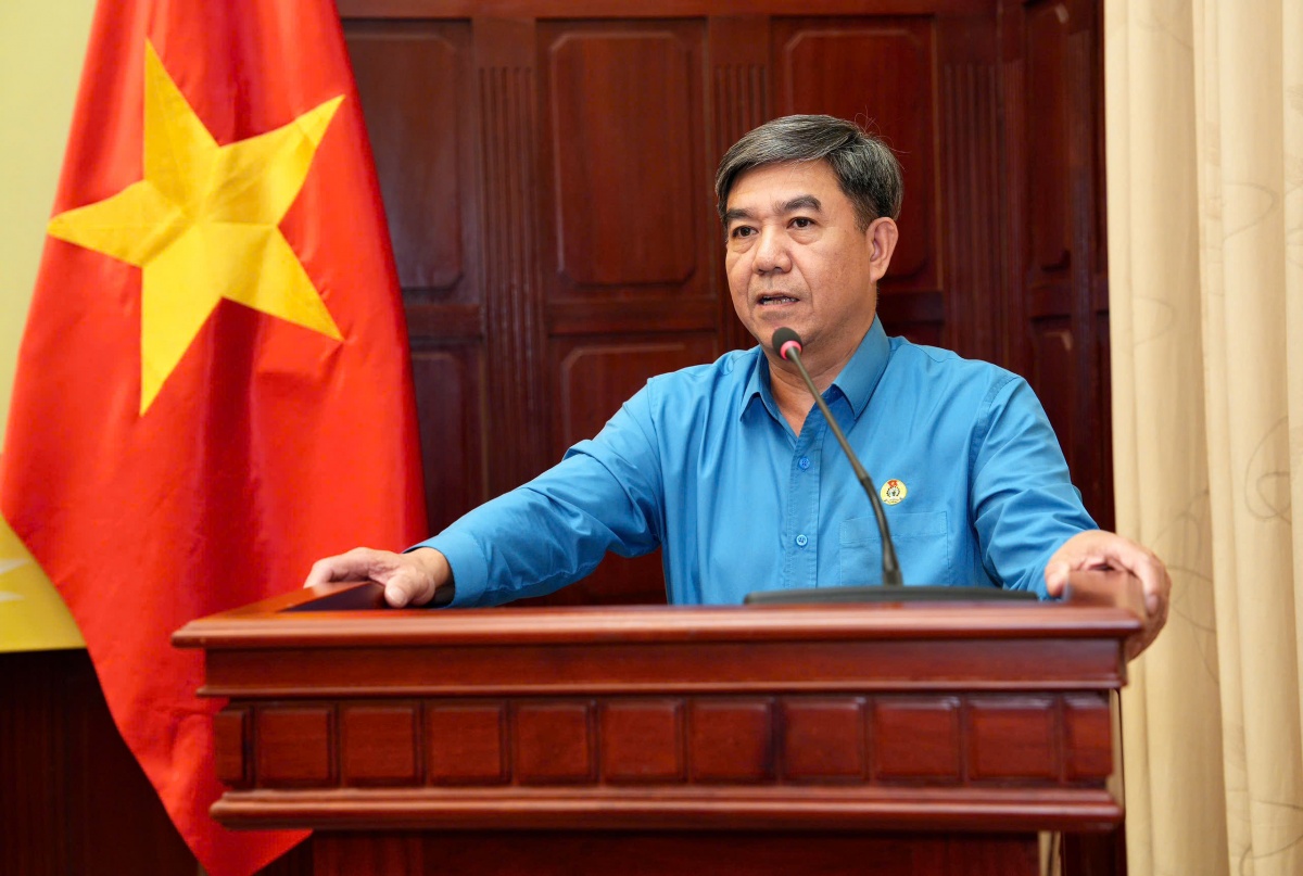 đồng chí Trần Hồng Tuấn, Phó Chủ tịch Công đoàn NHVN phát biểu tại hội nghị đồng chí Trần Hồng Tuấn, Phó Chủ tịch Công đoàn NHVN phát biểu tại hội nghị