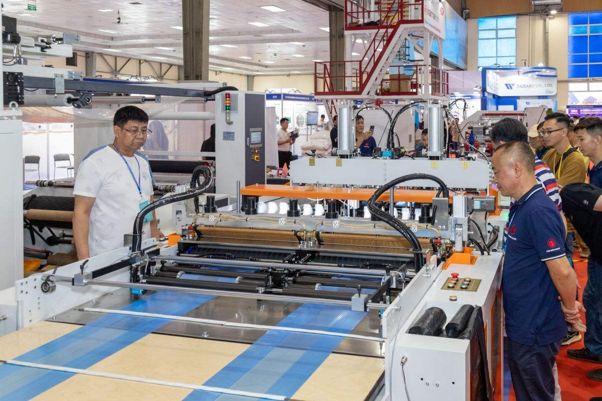 Nhiều du khách tham quan triển lãm Nhiều du khách tham quan triển lãm