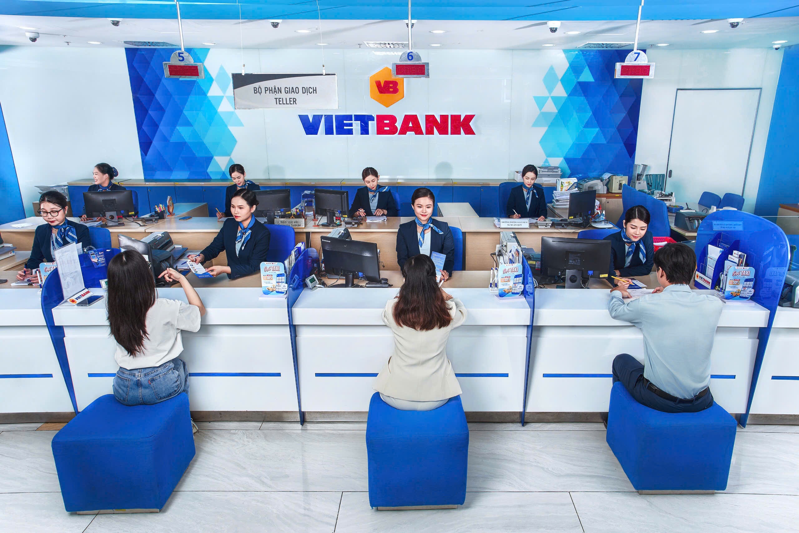 Khách hàng giao dịch tại phòng giao dịch Vietbank Khách hàng giao dịch tại phòng giao dịch Vietbank