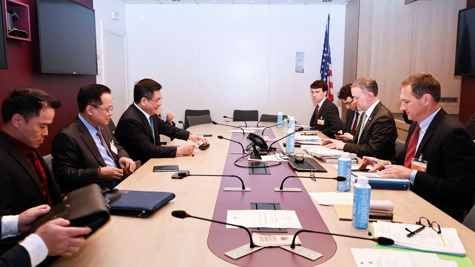 Quang cảnh phiên đàm phán diễn ra bên lề Hội nghị hội đồng bộ trưởng OECD tại thủ đô Paris, Cộng hòa Pháp, hai Trưởng đoàn đàm phán thống nhất gặp nhau tại đây để tiếp tục phiên đàm phán cấp bộ trưởng Quang cảnh phiên đàm phán diễn ra bên lề Hội nghị hội đồng bộ trưởng OECD tại thủ đô Paris, Cộng hòa Pháp, hai Trưởng đoàn đàm phán thống nhất gặp nhau tại đây để tiếp tục phiên đàm phán cấp bộ trưởng