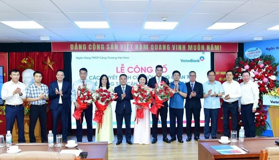  tặng hoa chúc mừng 4 tân Phó Tổng Giám đốc
