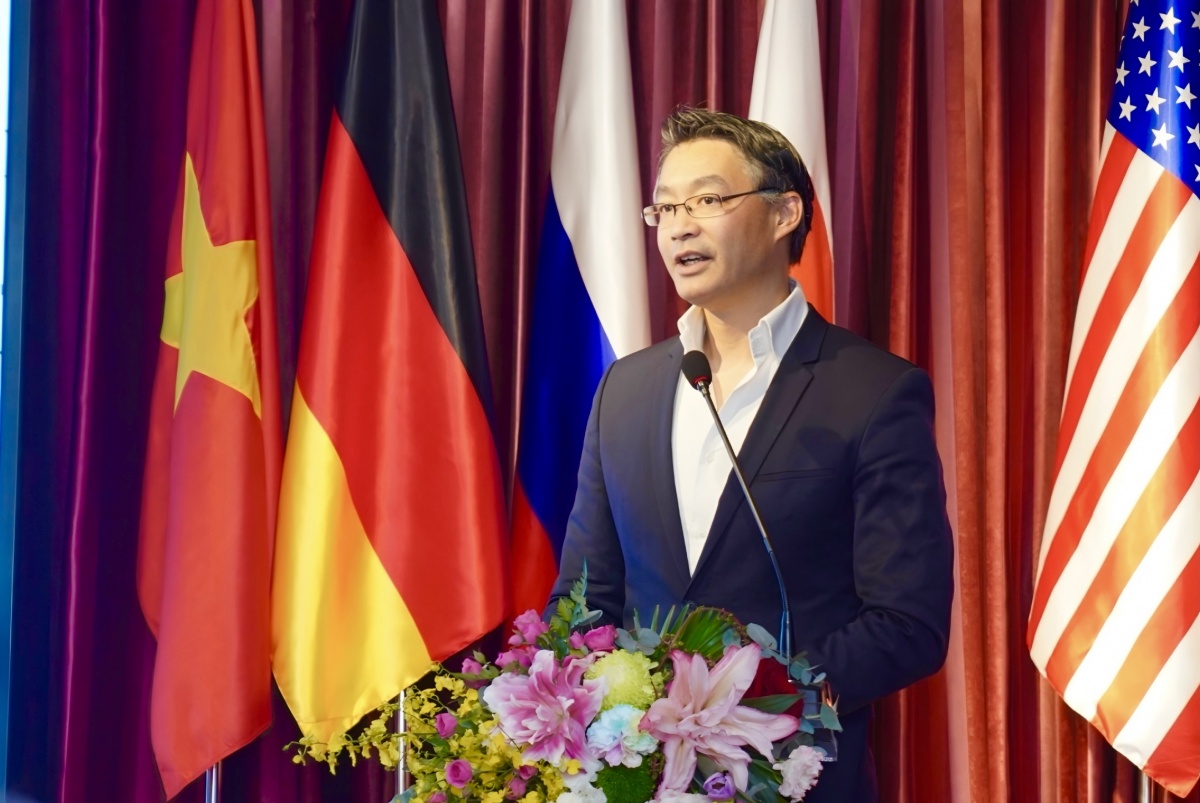 Tiến sĩ Philipp Rösler sinh năm 1973, là người gốc Á đầu tiên giữ cương vị Phó Thủ tướng trong lịch sử nước Đức Tiến sĩ Philipp Rösler sinh năm 1973, là người gốc Á đầu tiên giữ cương vị Phó Thủ tướng trong lịch sử nước Đức