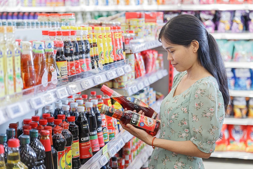 Người tiêu dùng mua sắm sản phẩm Masan Consumer