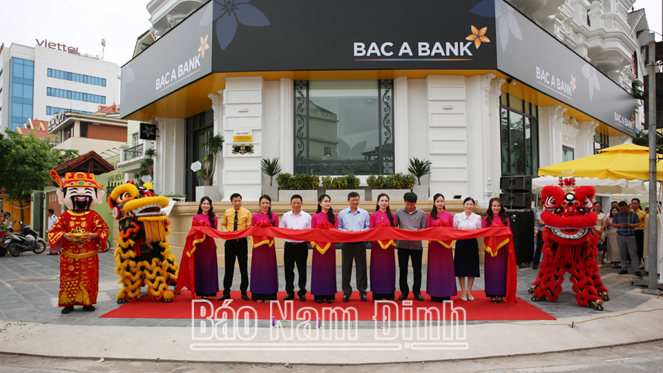 Đại diện lãnh đạo Ngân hàng Nhà nước, BAC A BANK, chính quyền địa phương cắt băng khai trương trụ sở mới của BAC A BANK - Chi nhánh Nam Định.