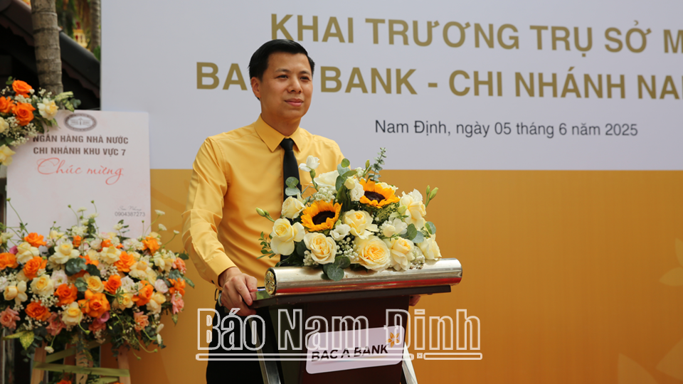 Giám đốc BAC A BANK - Chi nhánh Nam Định Bùi Xuân Hùng phát biểu tại lễ khai trương.