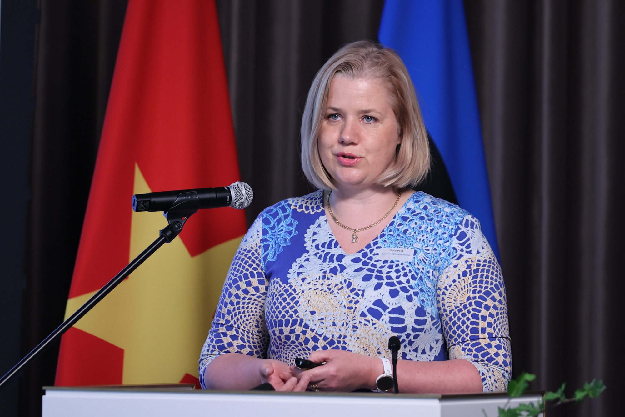 Bà Doris Põld, Giám đốc điều hành Hiệp hội ICT Estonia chia sẻ tổng quan về ngành CNTT của Estonia - Ảnh: VGP/Nhật Bắc