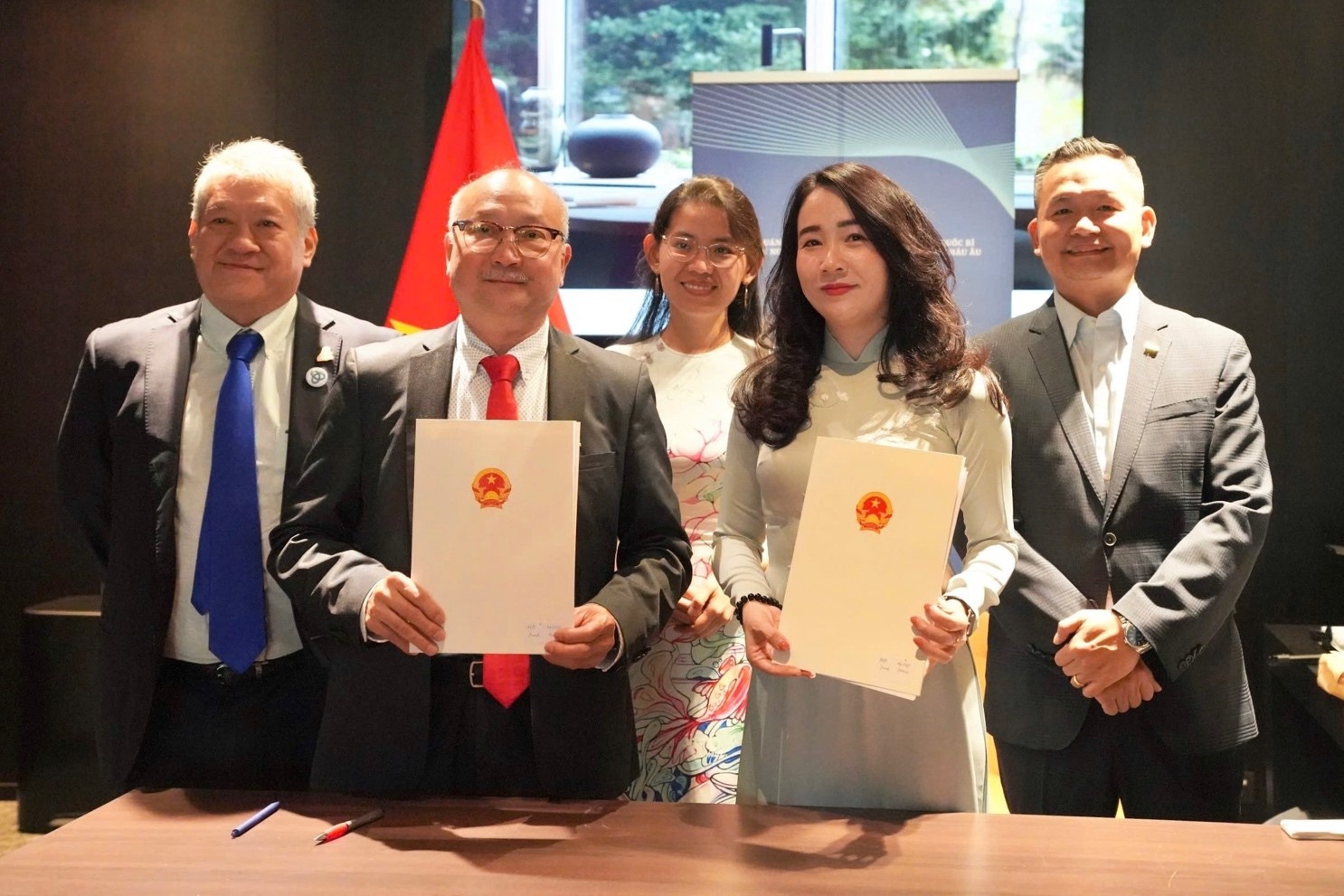 MB ký kết Biên bản ghi nhớ hợp tác với các tổ chức tiêu biểu của cộng đồng doanh nhân Việt tại châu Âu) MB ký kết Biên bản ghi nhớ hợp tác với các tổ chức tiêu biểu của cộng đồng doanh nhân Việt tại châu Âu)