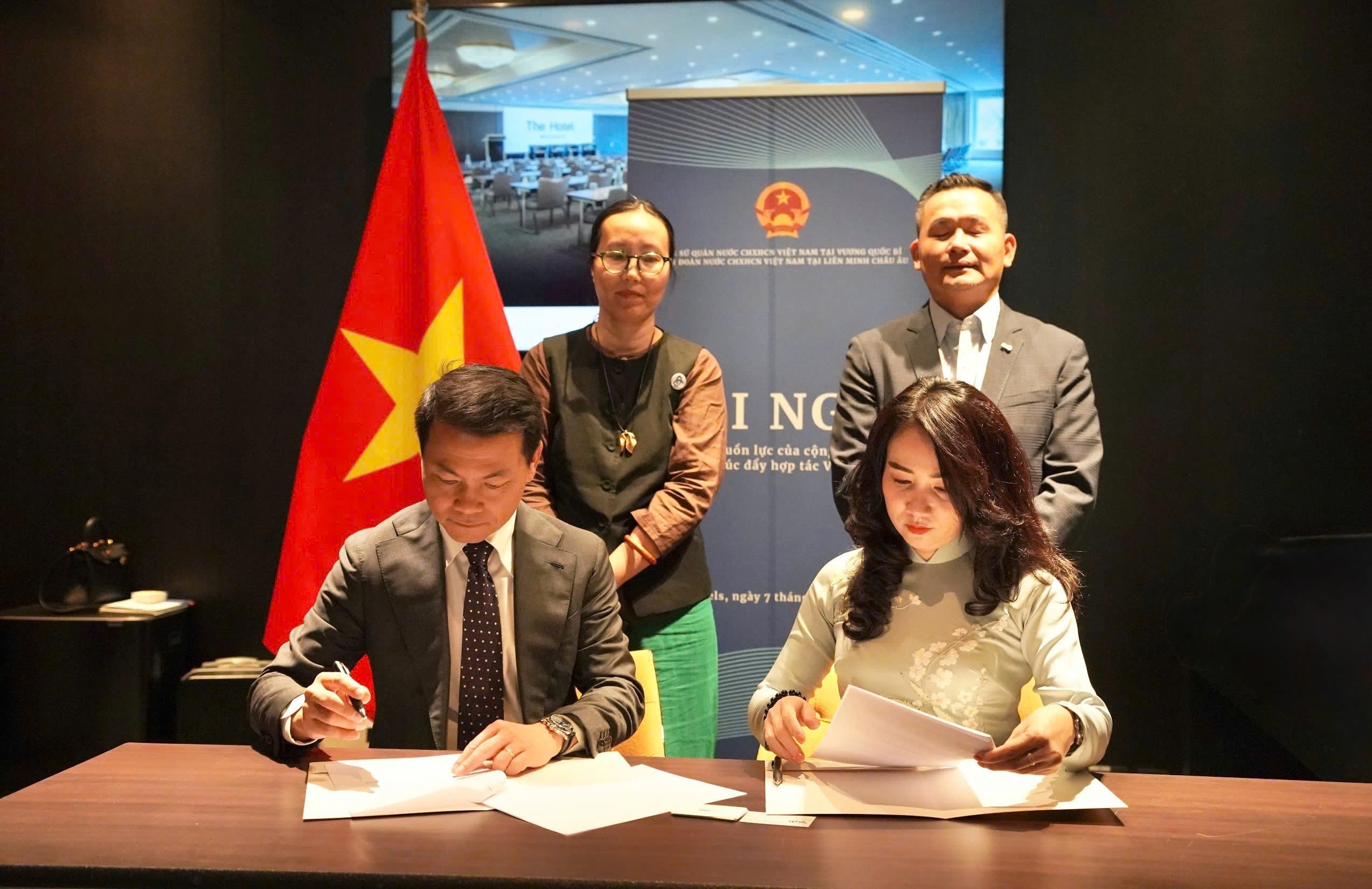 MB đã ký kết Biên bản ghi nhớ hợp tác với ba tổ chức tiêu biểu của cộng đồng doanh nhân Việt tại châu Âu MB đã ký kết Biên bản ghi nhớ hợp tác với ba tổ chức tiêu biểu của cộng đồng doanh nhân Việt tại châu Âu