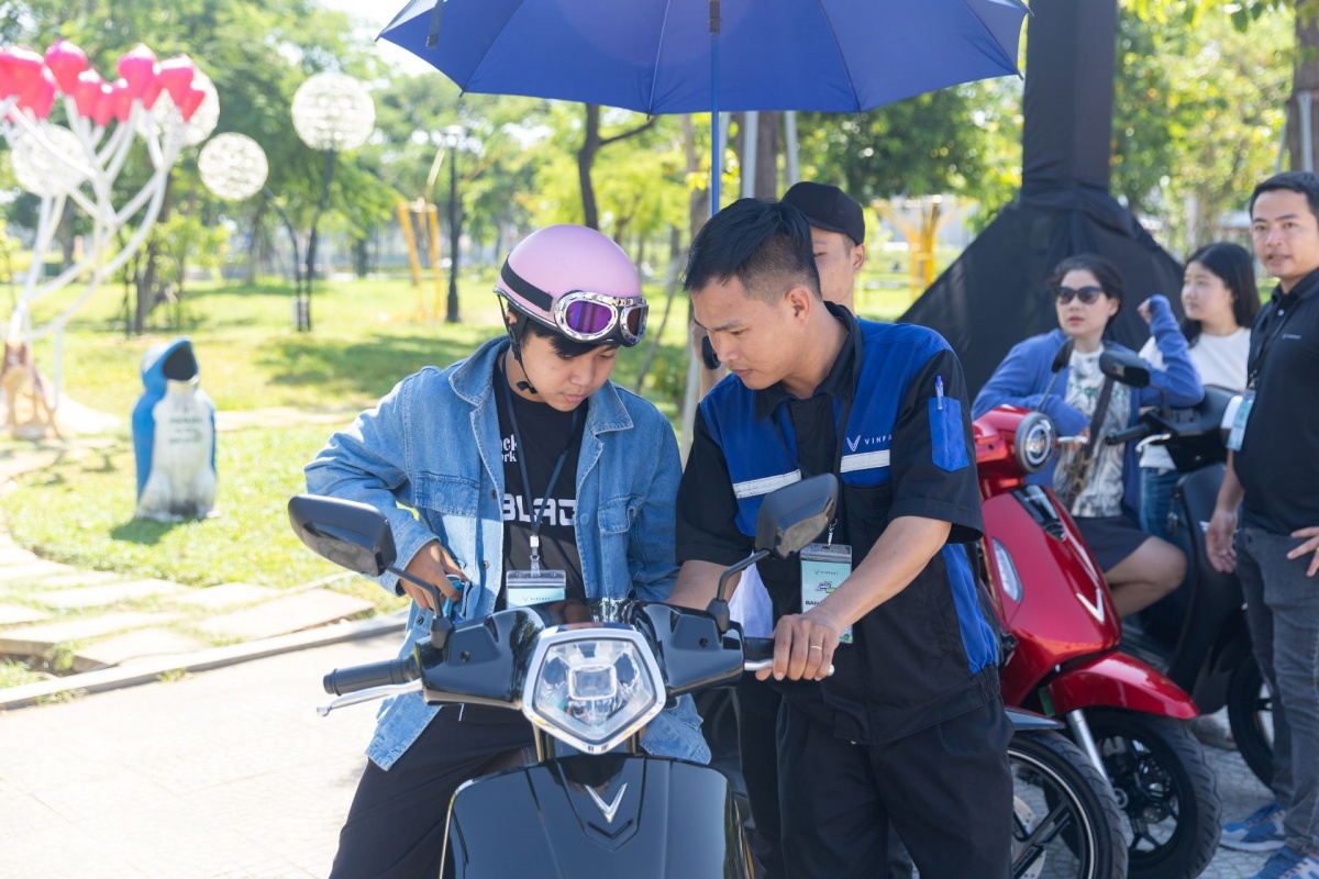 Tại sự kiện “Đổi xăng lấy điện”, khách hàng được hướng dẫn lái thử và tư vấn về sản phẩm. Tại sự kiện “Đổi xăng lấy điện”, khách hàng được hướng dẫn lái thử và tư vấn về sản phẩm.