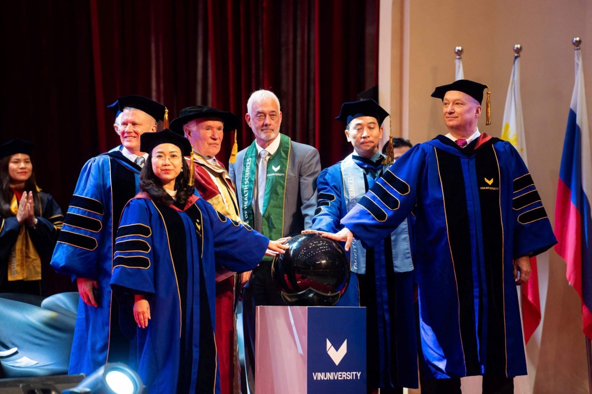 VinUni là điểm đến thu hút các giảng viên tài năng và nhiệt huyết từ nhiều đại học danh tiếng trên thế giới. VinUni là điểm đến thu hút các giảng viên tài năng và nhiệt huyết từ nhiều đại học danh tiếng trên thế giới.