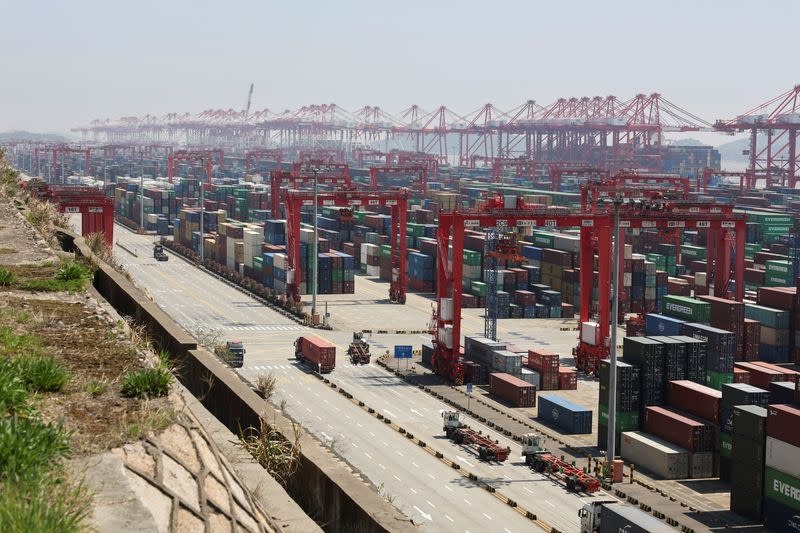 Trung Quốc: Xuất khẩu chậm lại trong tháng 5 Trung Quốc: Xuất khẩu chậm lại, giảm phát gia tăng do thuế quan trong tháng 5