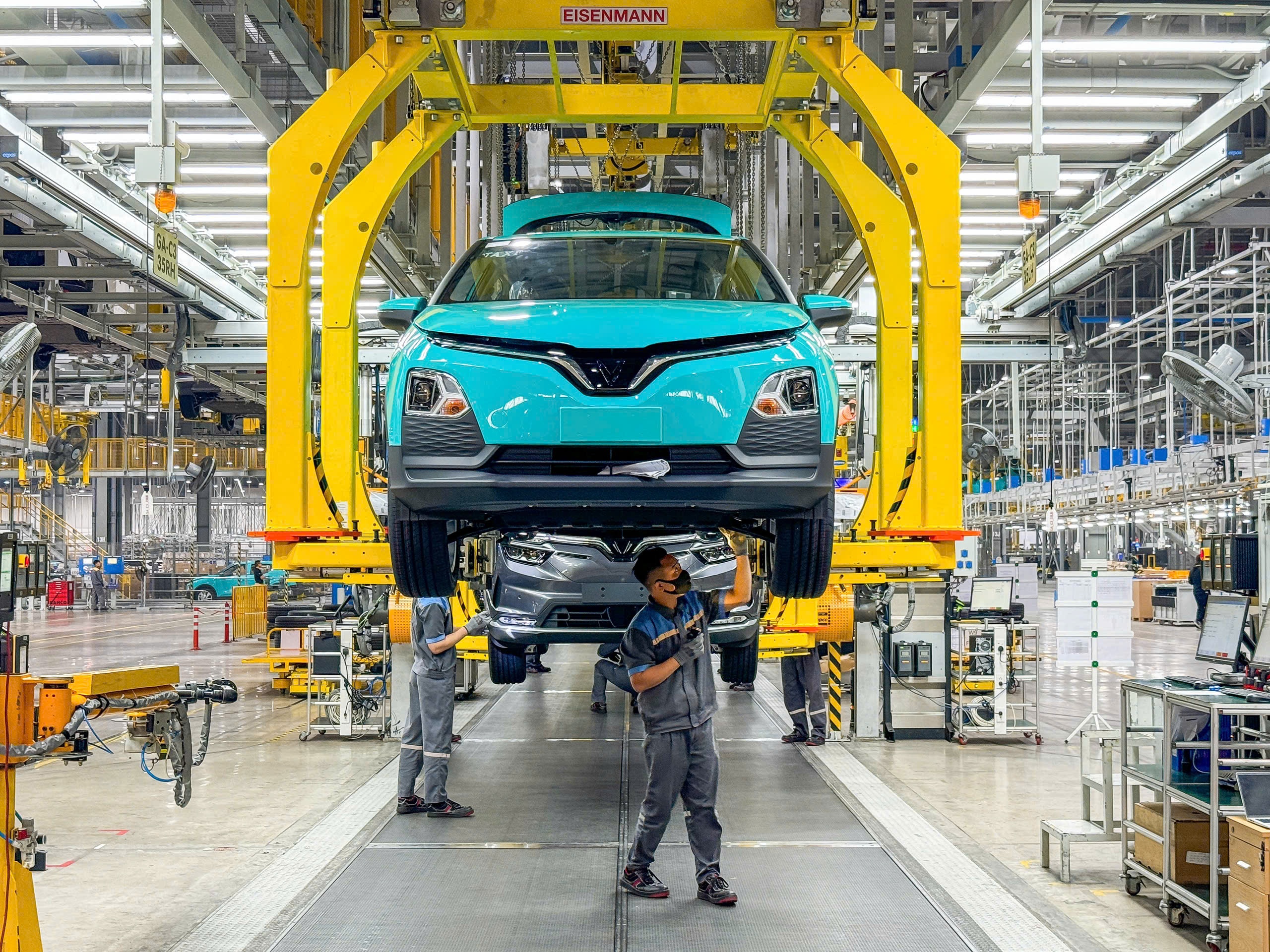 VinFast hướng tới mục tiêu tỷ lệ nội địa hóa 80% vào năm 2026, bao tiêu sản phẩm đầu ra cho các DN công nghiệp hỗ trợ theo hợp đồng gia công. Ảnh: H.P VinFast hướng tới mục tiêu tỷ lệ nội địa hóa 80% vào năm 2026, bao tiêu sản phẩm đầu ra cho các DN công nghiệp hỗ trợ theo hợp đồng gia công. Ảnh: H.P
