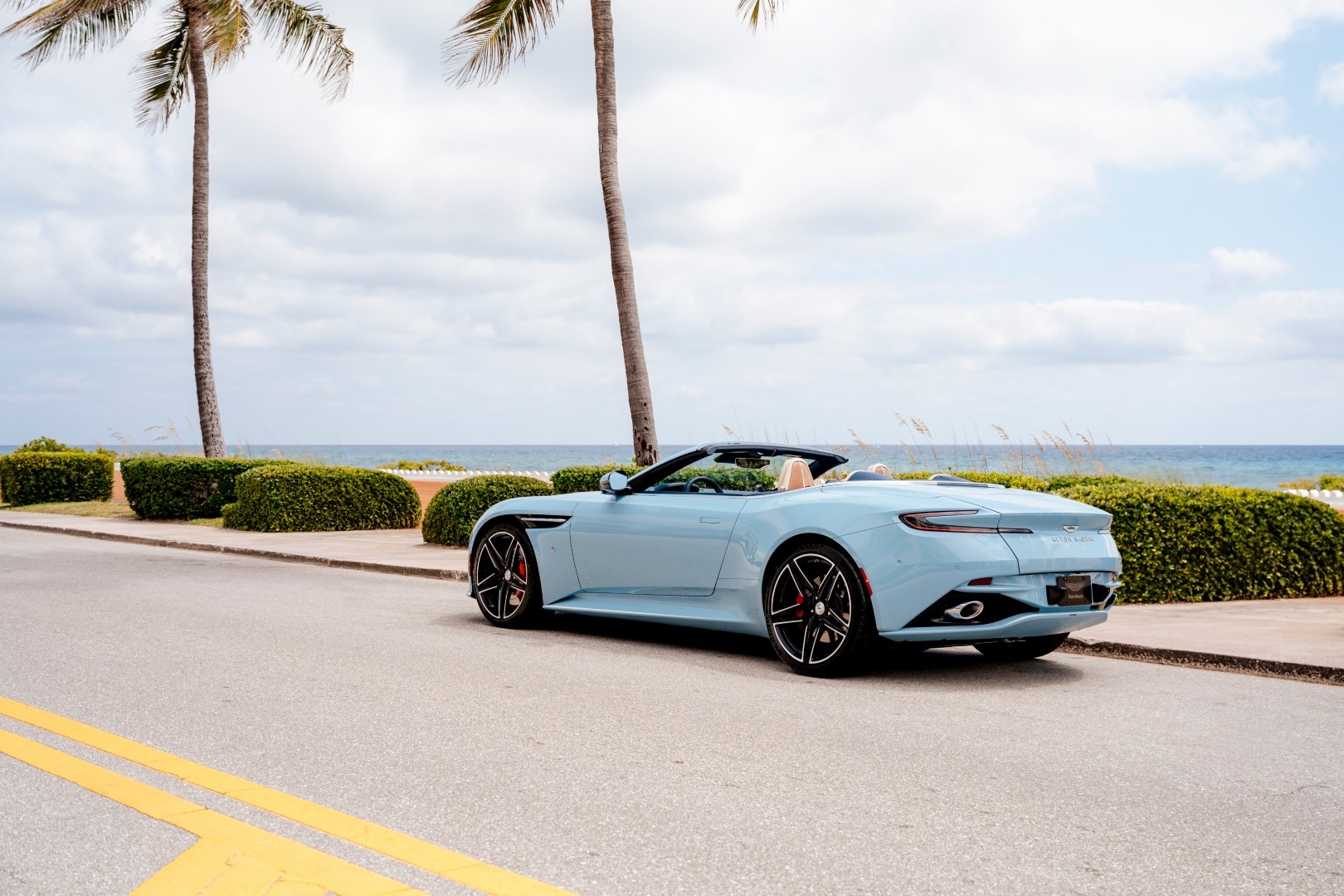 Aston Martin DB12 Volante Palm Beach – phiên bản cá nhân hóa lấp lánh sắc biển