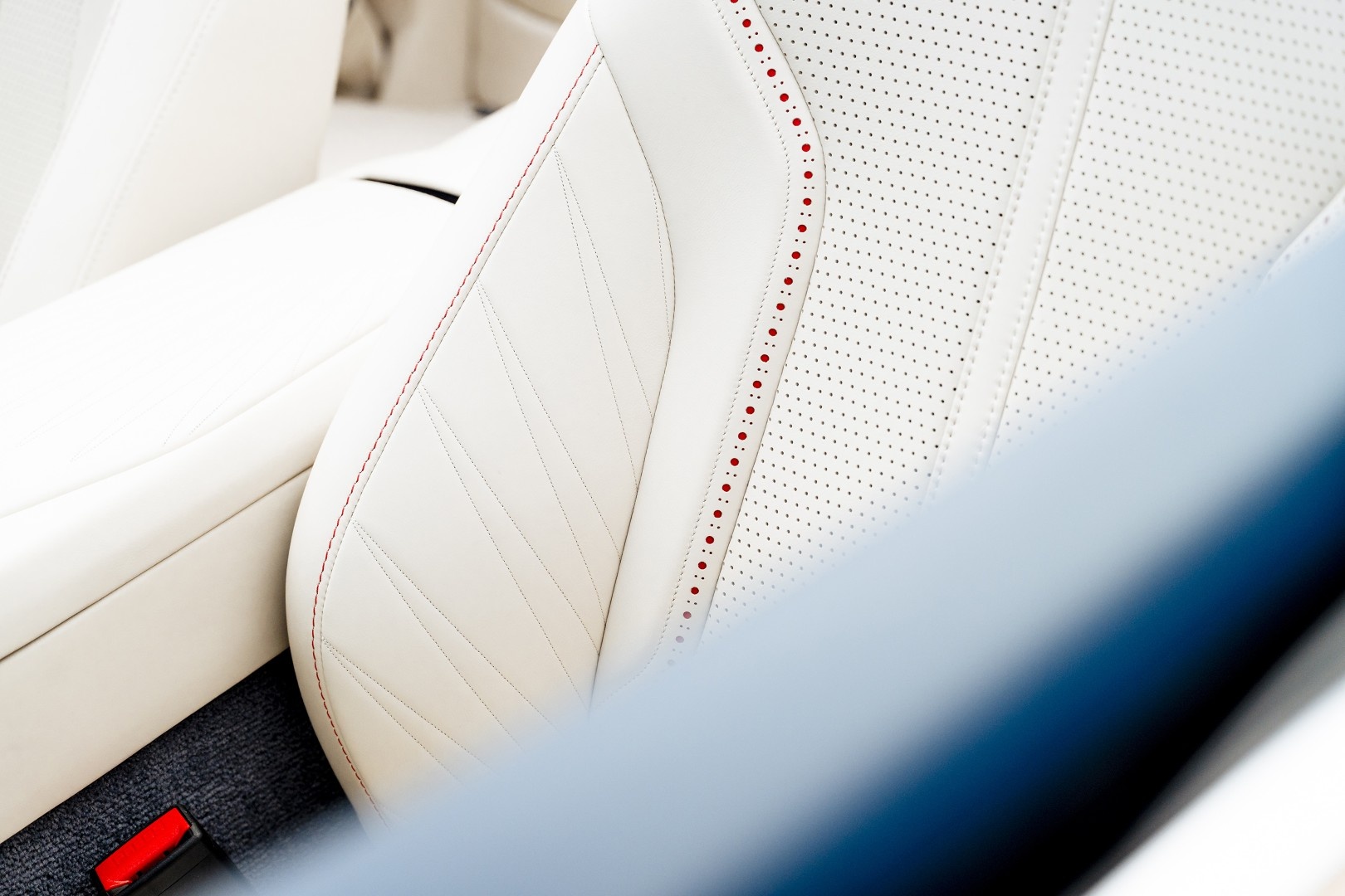 Aston Martin DB12 Volante Palm Beach – phiên bản cá nhân hóa lấp lánh sắc biển