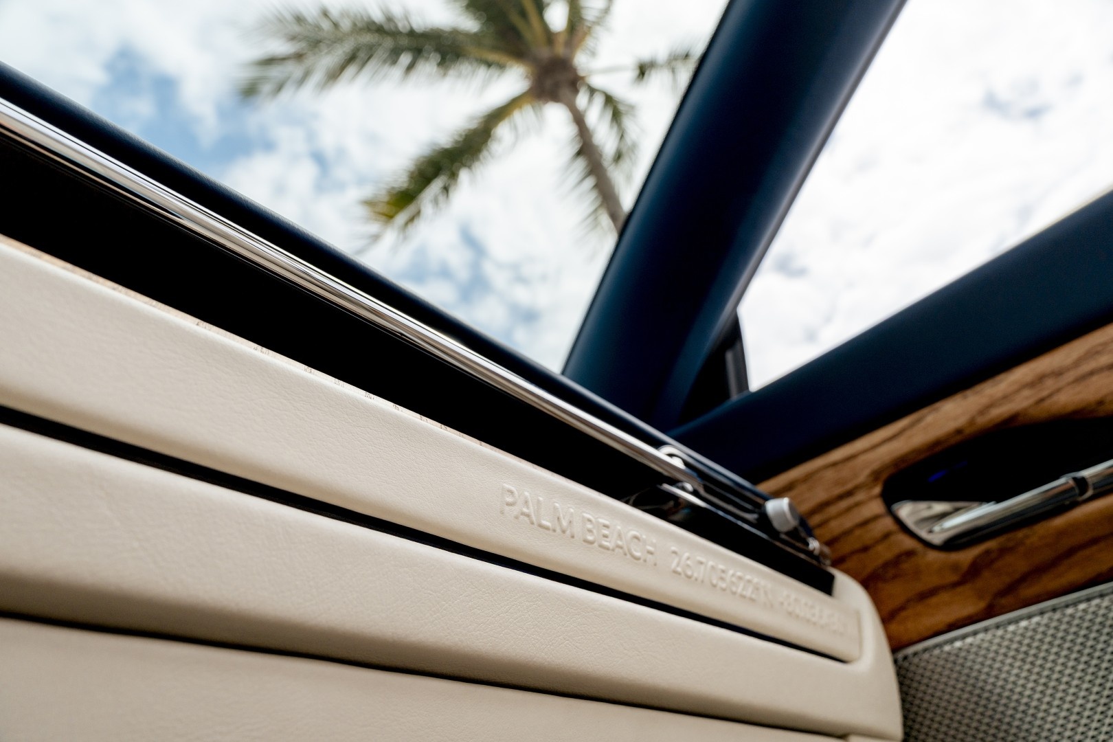 Aston Martin DB12 Volante Palm Beach – phiên bản cá nhân hóa lấp lánh sắc biển