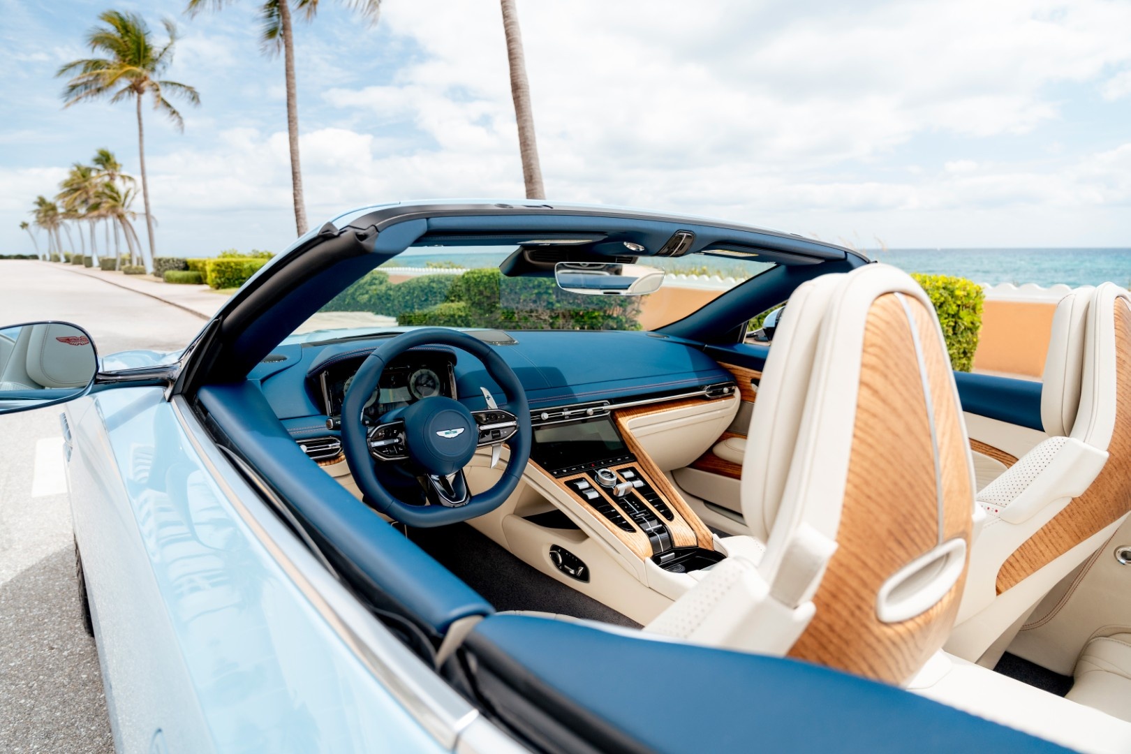 Aston Martin DB12 Volante Palm Beach – phiên bản cá nhân hóa lấp lánh sắc biển