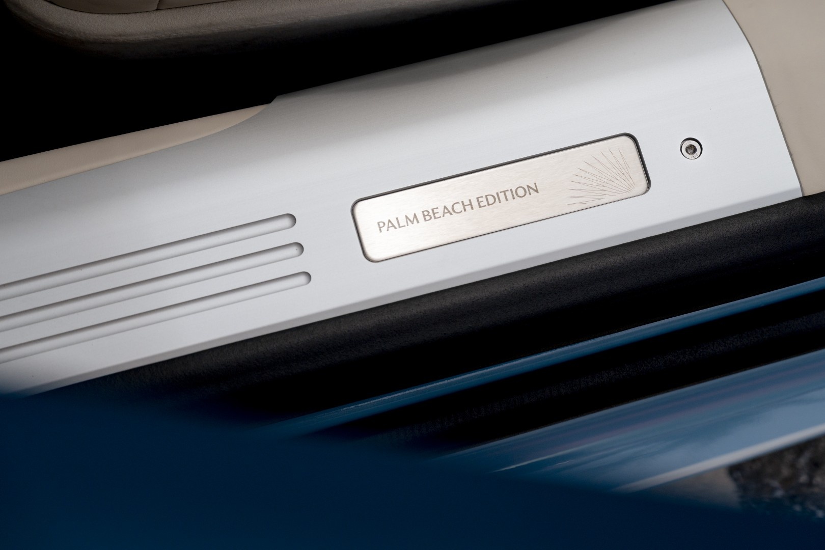 Aston Martin DB12 Volante Palm Beach – phiên bản cá nhân hóa lấp lánh sắc biển