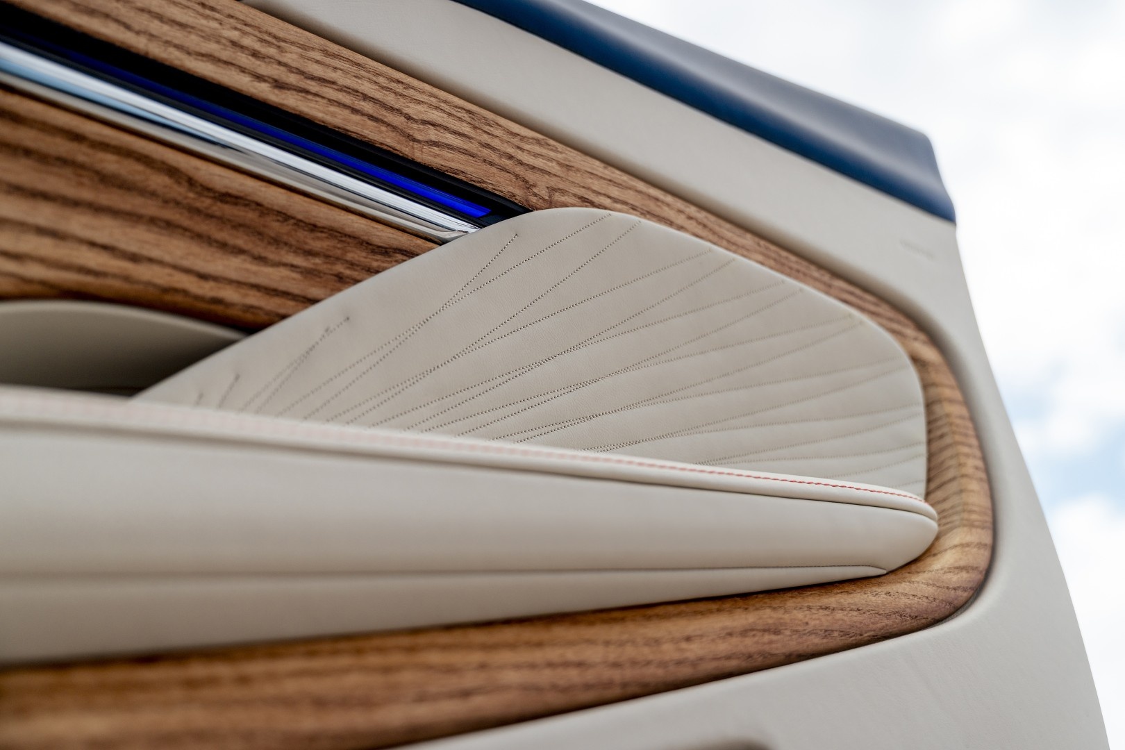 Aston Martin DB12 Volante Palm Beach – phiên bản cá nhân hóa lấp lánh sắc biển